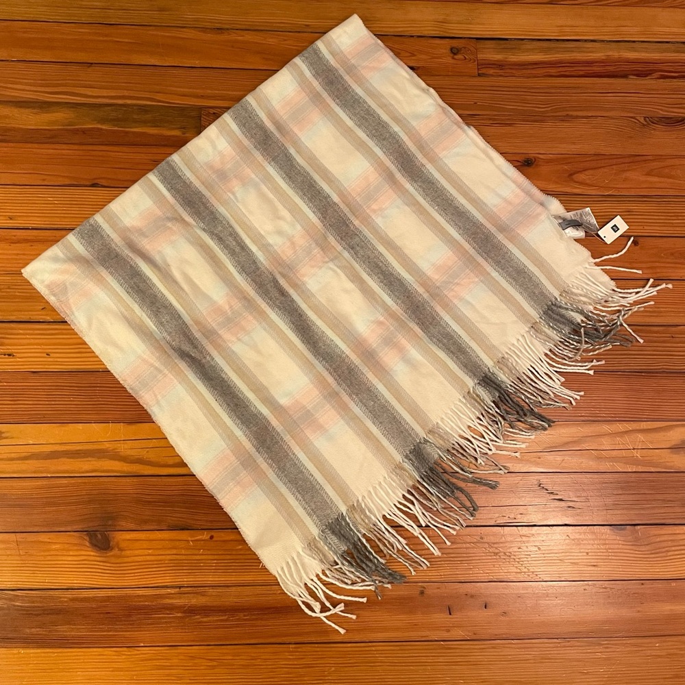 Gap on size fits all scarf